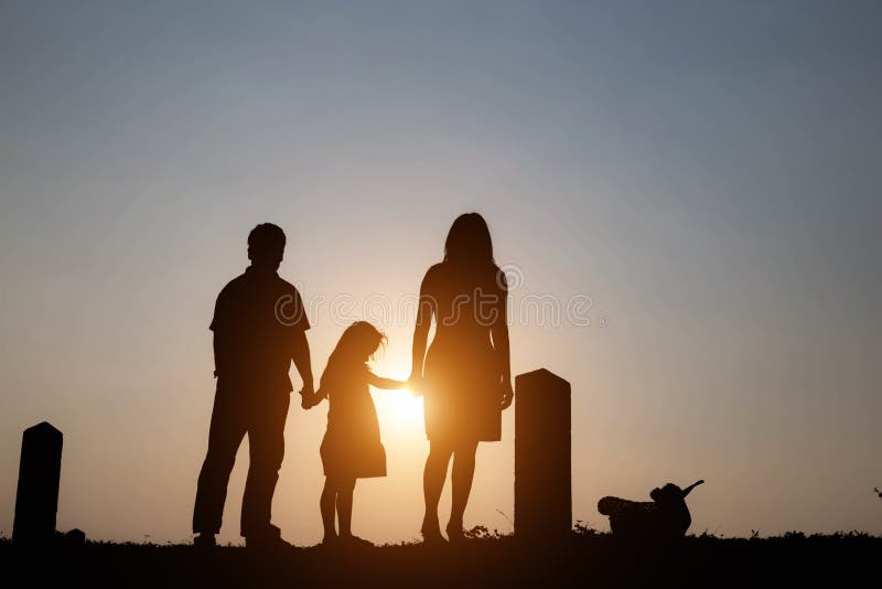 Silhueta de uma família que compreende um pai, uma mãe e uma família feliz de duas crianças o por do sol Conceito de amig?vel imagens de stock royalty free Silhueta de uma família que compreende um pai, uma mãe e uma família feliz de duas crianças o por do sol Conceito de amig?vel imagens de stock royalty free