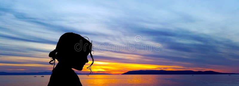 Silhueta de uma moça com por do sol sobre o mar de adriático no fundo - Makarska foto de stock royalty free Silhueta de uma moça com por do sol sobre o mar de adriático no fundo - Makarska foto de stock royalty free