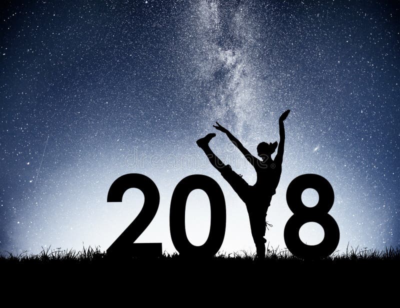 Silhueta de uma moça que faz a aptidão fundo do ano 2018 novo da galáxia da Via Látea em um céu brilhante da obscuridade da estre fotografia de stock royalty free Silhueta de uma moça que faz a aptidão fundo do ano 2018 novo da galáxia da Via Látea em um céu brilhante da obscuridade da estre fotografia de stock royalty free