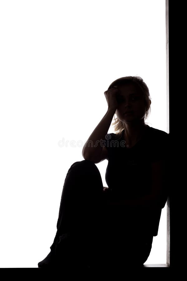 Foto de Perfil De Uma Silhueta Mulher Triste Reclamando Ao Ar Livre e mais  fotos de stock de Culpa - iStock