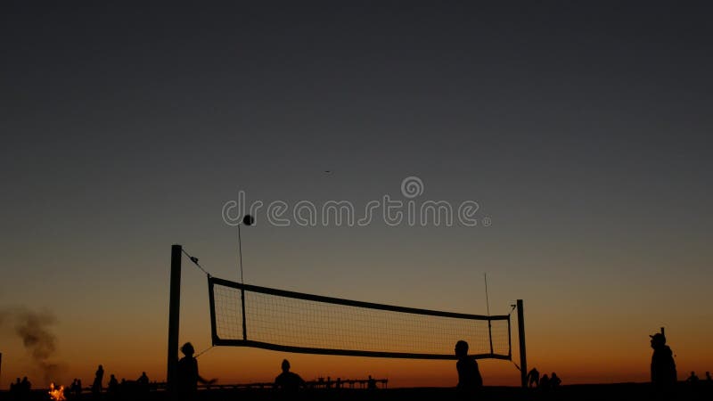 Silhueta De Pessoas Jogando Basquete Durante O Pôr Do Sol · Foto