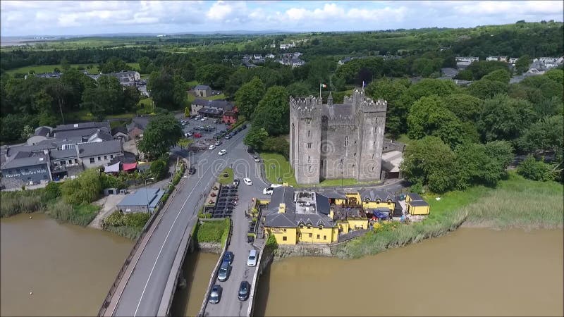 Silhueta do homem de negócio Cowering Castelo de Bunratty Co clare ireland