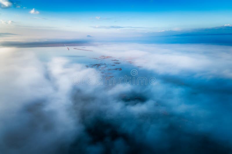 Silhueta do homem de negócio Cowering Voo sobre as nuvens imagens de stock Silhueta do homem de negócio Cowering Voo sobre as nuvens imagens de stock