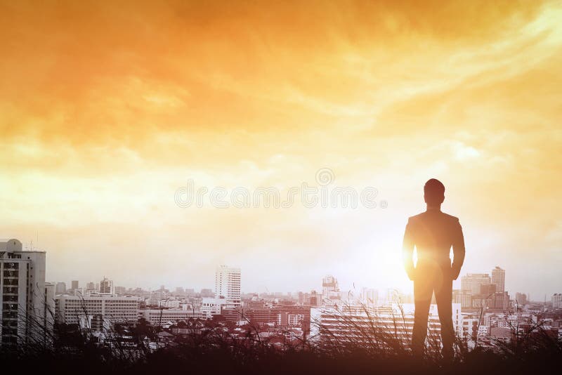 Silhueta do homem de negócios à luz da maneira da cidade o por do sol imagem de stock Silhueta do homem de negócios à luz da maneira da cidade o por do sol imagem de stock