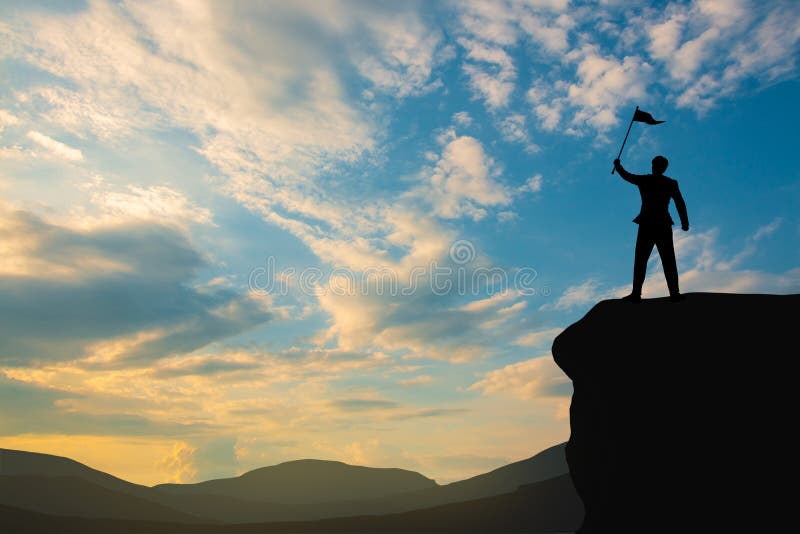 Silhueta do homem no topo da montanha sobre o céu e a luz solar, negócios, sucesso, liderança, conquista e conceito de pessoas imagem de stock royalty free