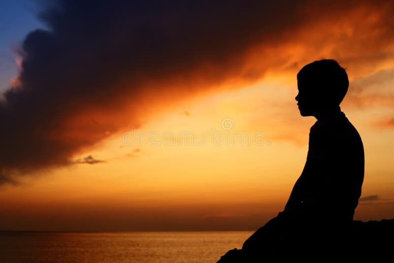 Triste silhueta homem preocupado na praia fotos, imagens de ©  AntonioGuillemF #82239110