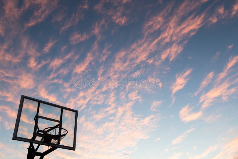 Silhueta do objetivo exterior do basquetebol com encosto claro e s foto de stock