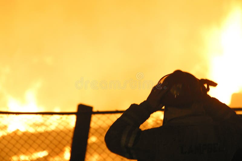 Silhueta do sapador-bombeiro em uma chama