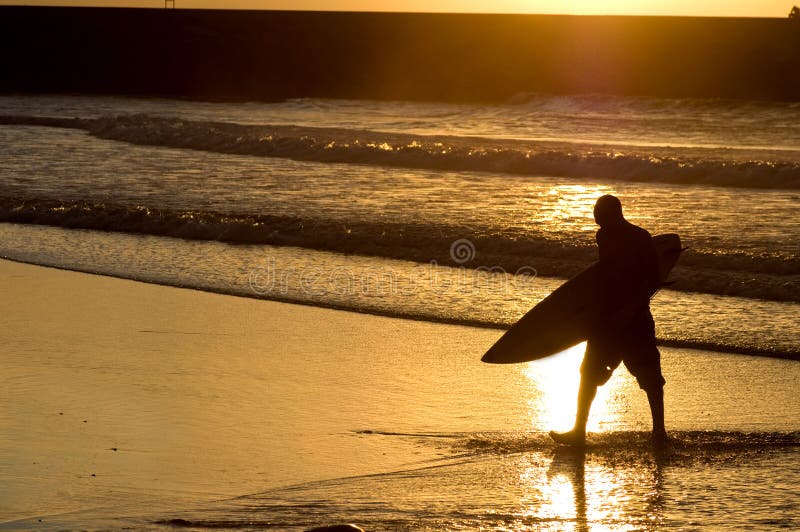 Silhueta do surfista no por do sol foto de stock Silhueta do surfista no por do sol foto de stock