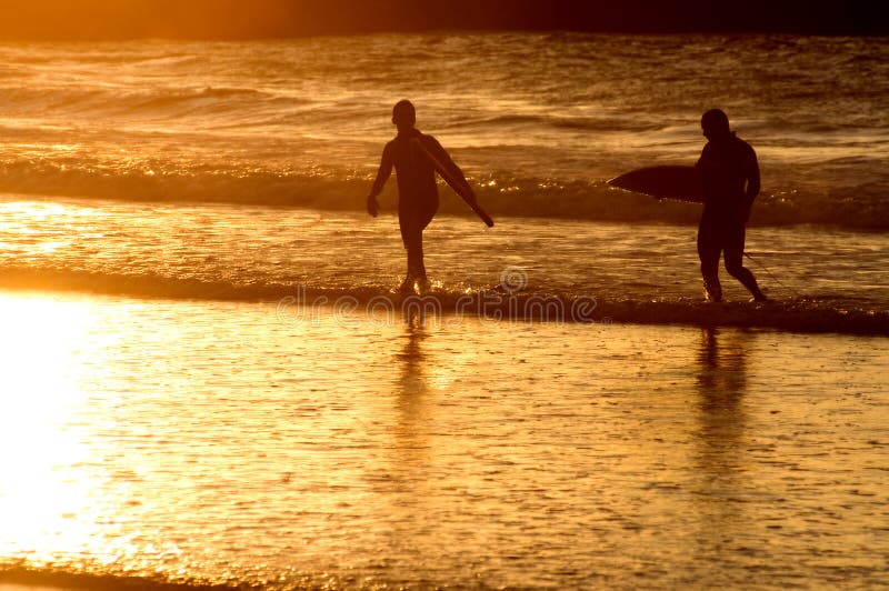 Silhueta do surfista no por do sol foto de stock Silhueta do surfista no por do sol foto de stock