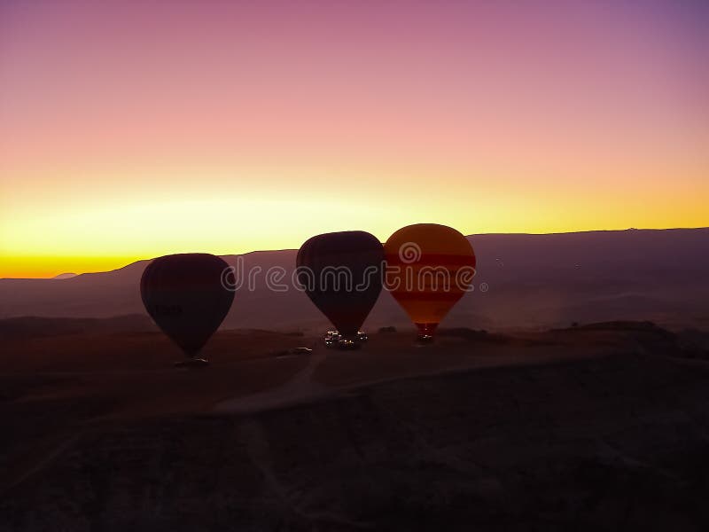 Silhueta dos balões de ar quente que voam sobre o vale de Cappadocia imagem de stock royalty free Silhueta dos balões de ar quente que voam sobre o vale de Cappadocia imagem de stock royalty free