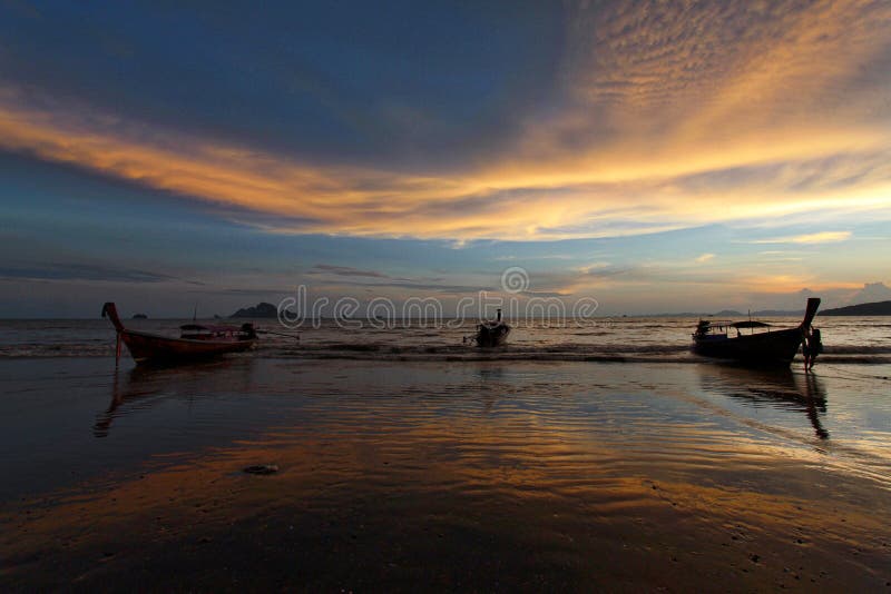 Silhueta e reflexão do barco contra o céu do por do sol foto de stock Silhueta e reflexão do barco contra o céu do por do sol foto de stock