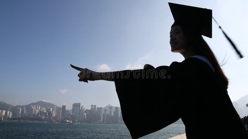 Silhueta feliz casquilho de formatura de mulher asiática em linha reta hong kong
