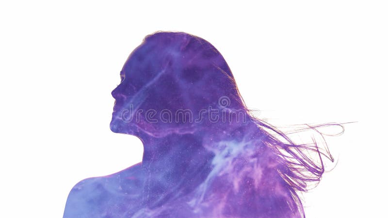 Silhueta fêmea de névoa azul-púrpura