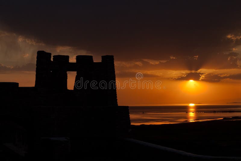 Silhueta medieval do castelo no por do sol foto de stock Silhueta medieval do castelo no por do sol foto de stock