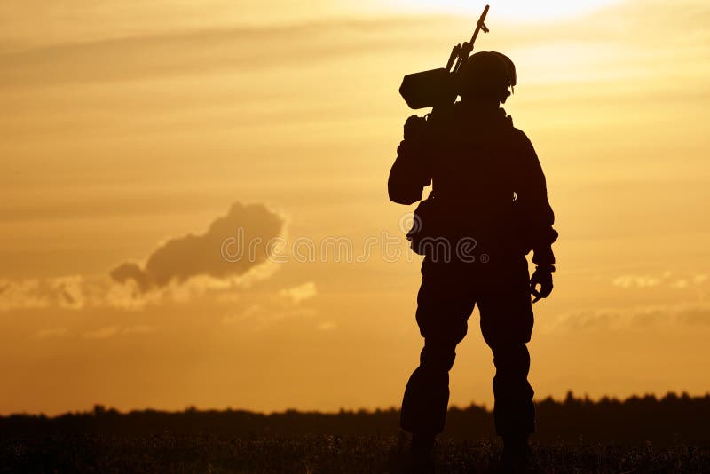 Silhueta militar do soldado com metralhadora fotografia de stock royalty free Silhueta militar do soldado com metralhadora fotografia de stock royalty free