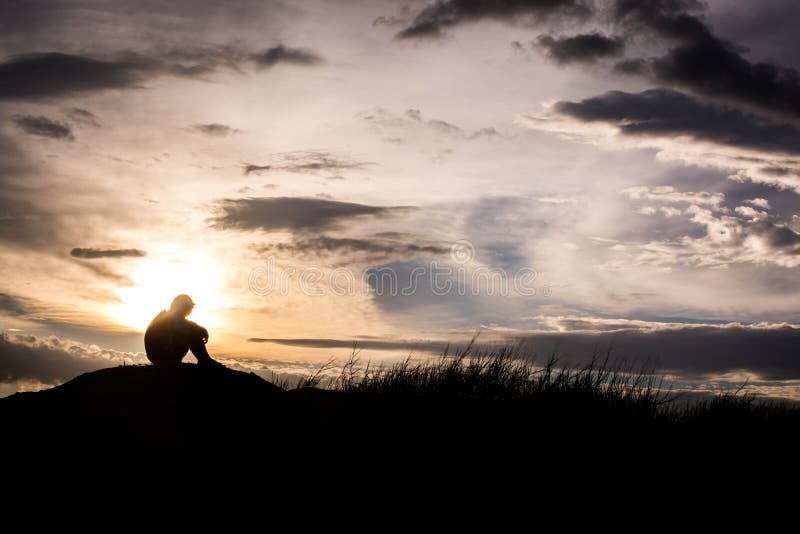 Silhueta de mulher triste preocupado ao pôr do sol