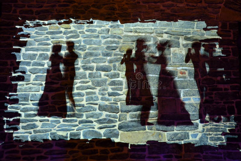 Silhuetas da dança em uma parede do castelo fotos de stock royalty free Silhuetas da dança em uma parede do castelo fotos de stock royalty free