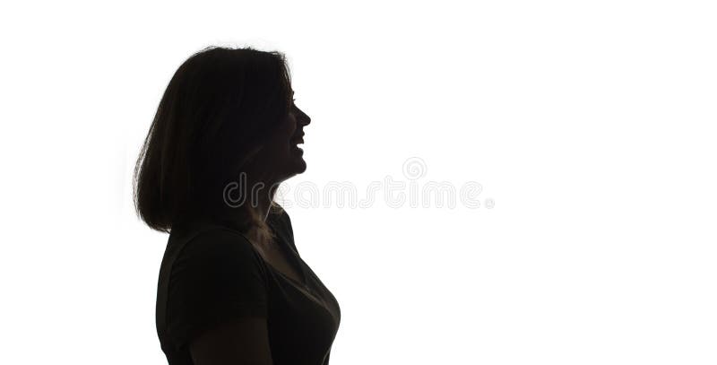 Silhuett av en leende flickprofil isolerad på vitt arkivfoto