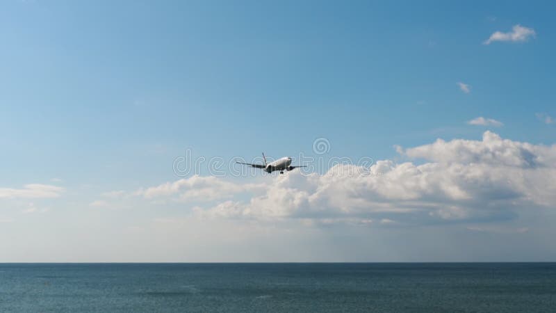 Silkair boeing 737 närmar sig över havet lager videofilmer