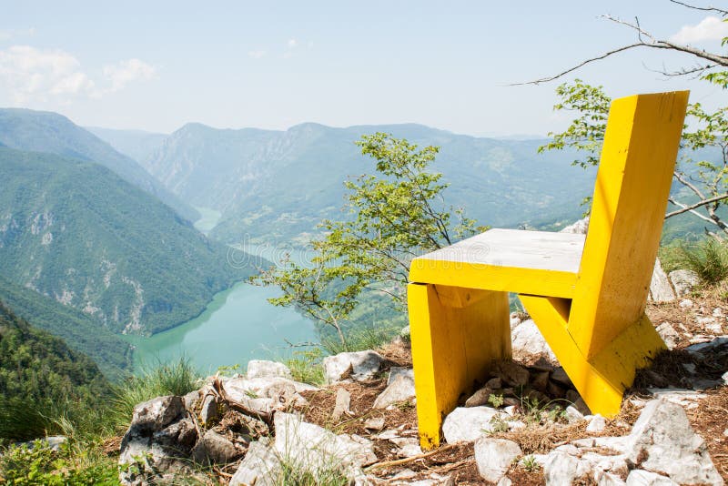 Silla Amarilla Con Mountain View Con El Cielo Azul Imagen de archivo