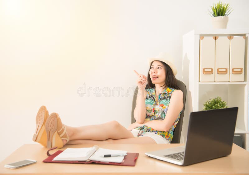 Silla de Relaxing On Office de la empresaria fotografía de archivo Silla de Relaxing On Office de la empresaria fotografía de archivo