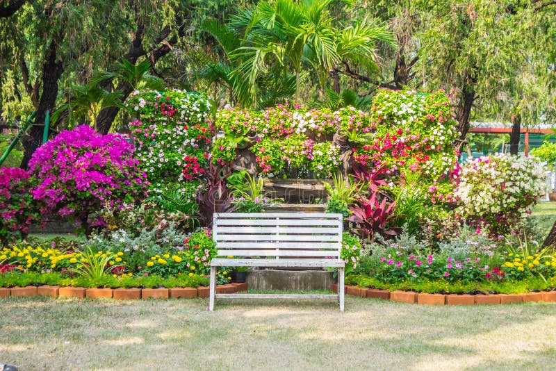 Banco de jardín, jardín figuras, flores, jardín, figuras Pflanzgefäße,  caracoles, plantas, Forget-me-not, Gemswurz, sillín, exterior, decoración,  decoración de jardines Fotografía de stock - Alamy