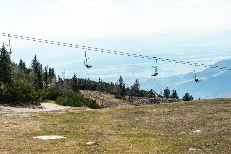 Silla escénica en naturaleza, silla del remonte de la elevación para alcanzar el top de la montaña imagen de archivo libre de regalías Silla escénica en naturaleza, silla del remonte de la elevación para alcanzar el top de la montaña imagen de archivo libre de regalías