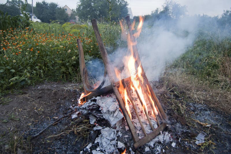 Silla Que Quema En La Hoguera De Guy Fawkes Night Foto de archivo