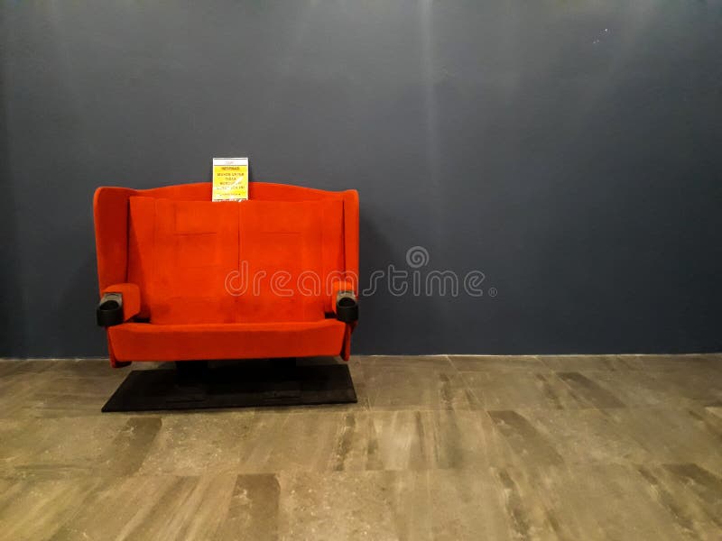 Silla roja aislada en fondo gris en la ciudad de Bekasi del cine de CGV foto de archivo Silla roja aislada en fondo gris en la ciudad de Bekasi del cine de CGV foto de archivo