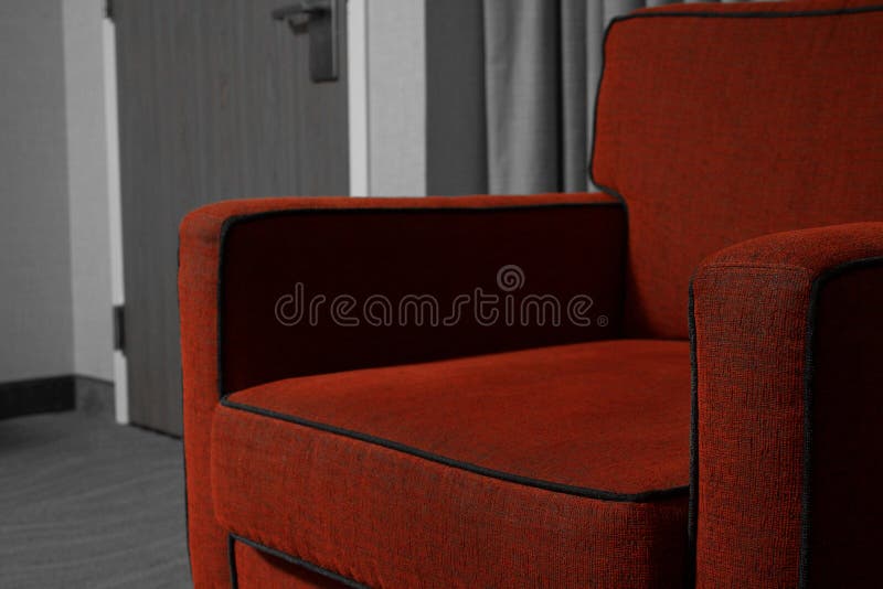 Silla roja con el fondo blanco y negro fotografía de archivo Silla roja con el fondo blanco y negro fotografía de archivo