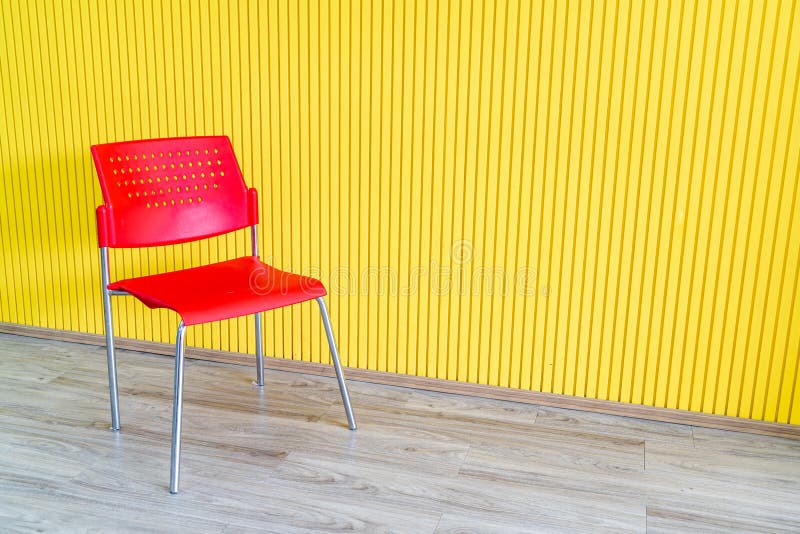 Silla Roja Con Pared Amarilla Imagen de archivo Imagen de silla, azul 158823673