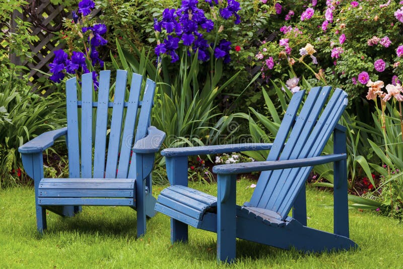 Sillas Azules Del Patio Trasero Imagen de archivo Imagen de cubo