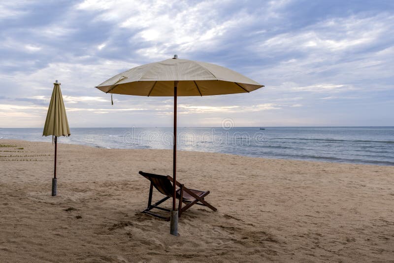 Sillas de playa debajo de un paraguas poner crema en la playa fina imágenes de archivo libres de regalías Sillas de playa debajo de un paraguas poner crema en la playa fina imágenes de archivo libres de regalías