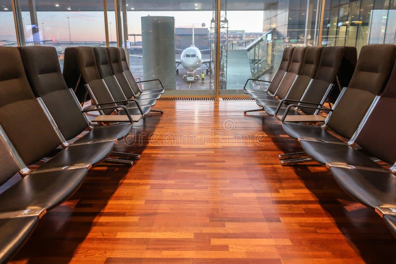 Sillas/sala de espera en terminal de aeropuerto de Arlanda imagenes de archivo Sillas/sala de espera en terminal de aeropuerto de Arlanda imagenes de archivo