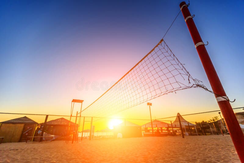 Sillhouette av en netto volleyboll och soluppgång på stranden fotografering för bildbyråer Sillhouette av en netto volleyboll och soluppgång på stranden fotografering för bildbyråer