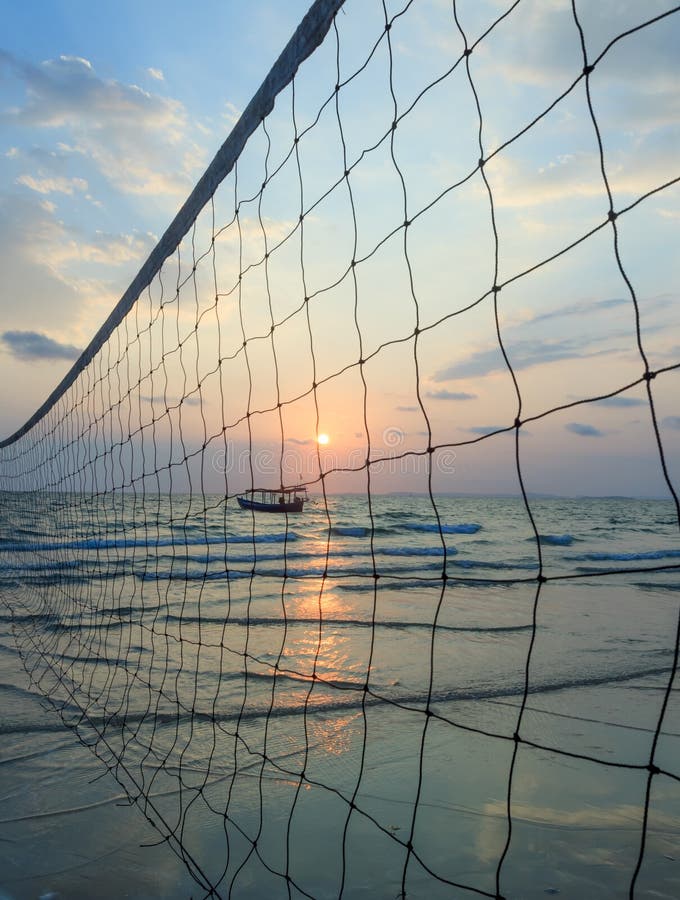 Sillhouette eines Volleyballnetzes gegen Sonnenuntergang auf dem Strand lizenzfreie stockfotos Sillhouette eines Volleyballnetzes gegen Sonnenuntergang auf dem Strand lizenzfreie stockfotos