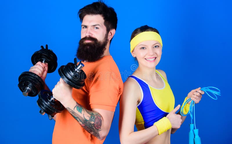 Silni mi??nie i cia?o Sporta wyposa?enie Sporty pary szkolenie z barbell i omijać arkaną Sportowa sprawno?? fizyczna obrazy stock Silni mi??nie i cia?o Sporta wyposa?enie Sporty pary szkolenie z barbell i omijać arkaną Sportowa sprawno?? fizyczna obrazy stock