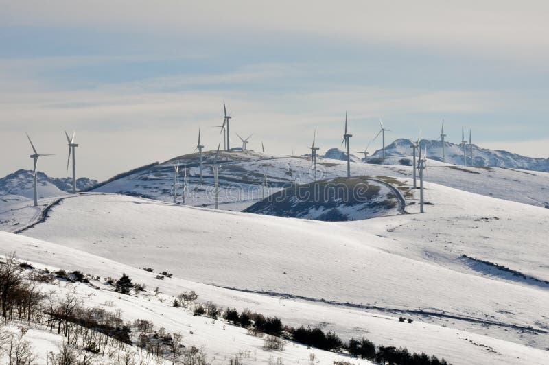 Silnika wiatrowego gospodarstwo rolne w zimie (Baskijski kraj)