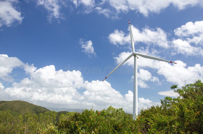 Silnika wiatrowego system produkować zieloną elektryczność dla energii odnawialnej przy elektrownią obraz royalty free Silnika wiatrowego system produkować zieloną elektryczność dla energii odnawialnej przy elektrownią obraz royalty free
