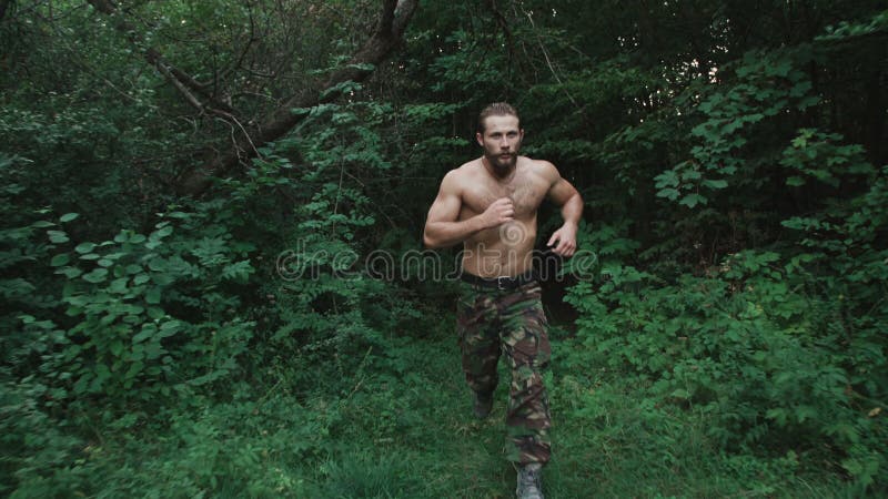 Silny brodaty wojownik biega w lesie 4K