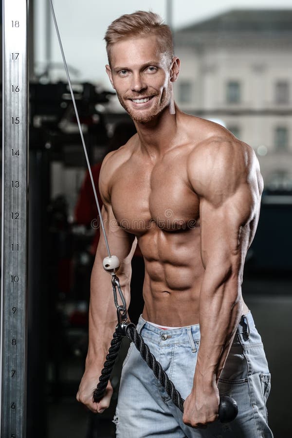 Silny i przystojny sportowy młodych człowieków mięśni abs i bicepsy obrazy royalty free Silny i przystojny sportowy młodych człowieków mięśni abs i bicepsy obrazy royalty free