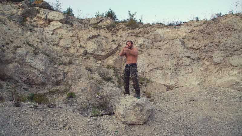 Silny mężczyzna jogging na szorstkiej skały i szkolenia bezpłatnej walce 4K