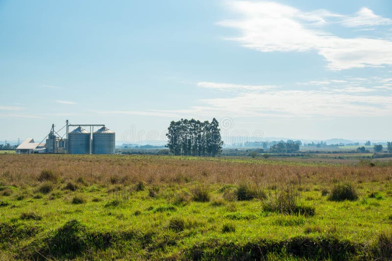 Silo del almacenamiento del grano y paisaje rural imagen de archivo Silo del almacenamiento del grano y paisaje rural imagen de archivo