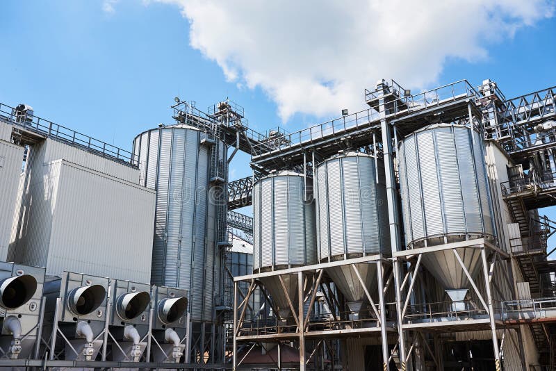 Silos agricoles Extérieur de construction Stockage et séchage des grains, blé, maïs, soja, tournesol contre le ciel bleu photos libres de droits Silos agricoles Extérieur de construction Stockage et séchage des grains, blé, maïs, soja, tournesol contre le ciel bleu photos libres de droits