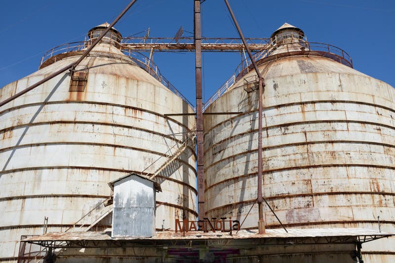 Silos al mercato Waco, il Texas della magnolia immagini stock Silos al mercato Waco, il Texas della magnolia immagini stock