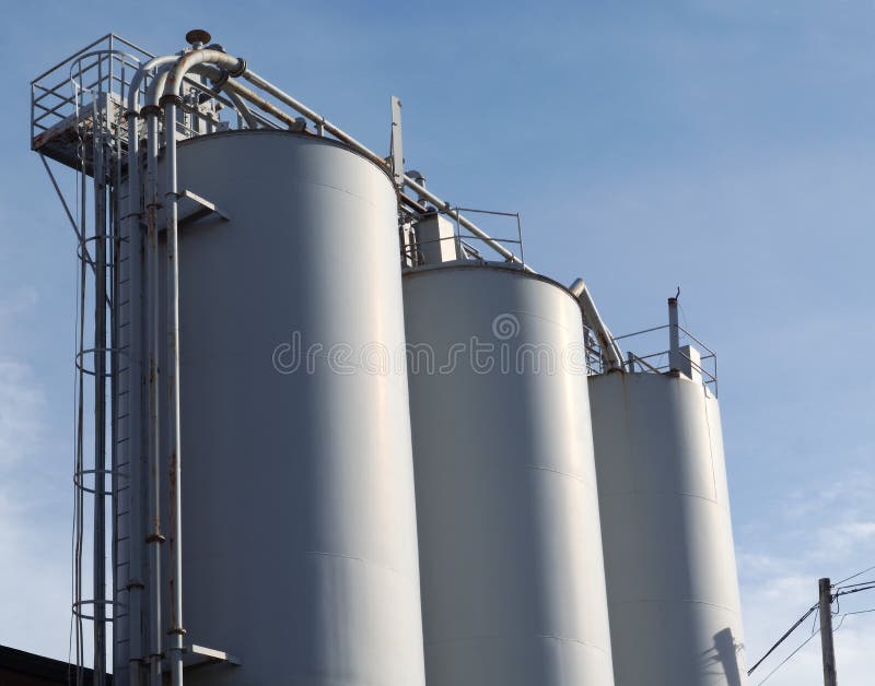 Silos de mezcla industriales blancos del almacenamiento en montón imagenes de archivo Silos de mezcla industriales blancos del almacenamiento en montón imagenes de archivo