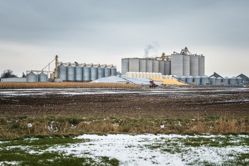 Silos e escaninhos do aço para o armazenamento da grão no campo de Ontário imagens de stock Silos e escaninhos do aço para o armazenamento da grão no campo de Ontário imagens de stock