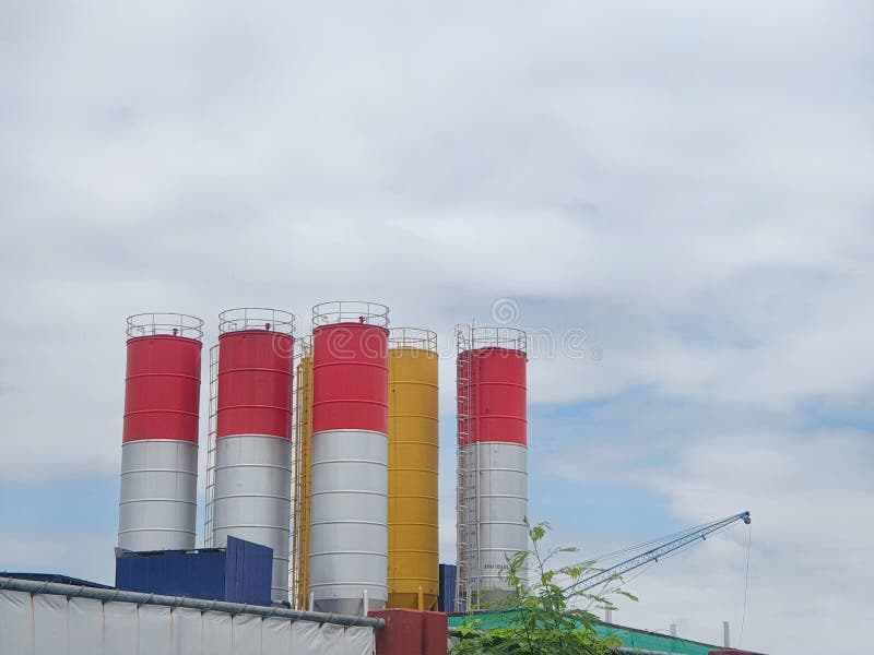 Silos industriales para la producción de cemento con cielo azul imágenes de archivo libres de regalías Silos industriales para la producción de cemento con cielo azul imágenes de archivo libres de regalías