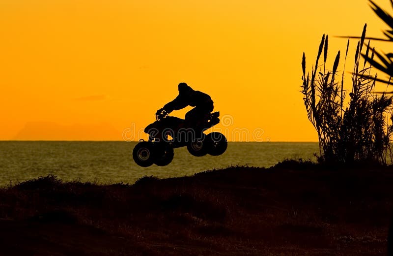 Silouette di salto della bici del quadrato fotografie stock
